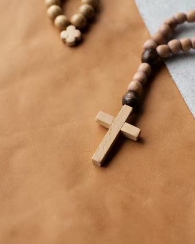 bodegon-crucifijo-cuentas_23-2149344506